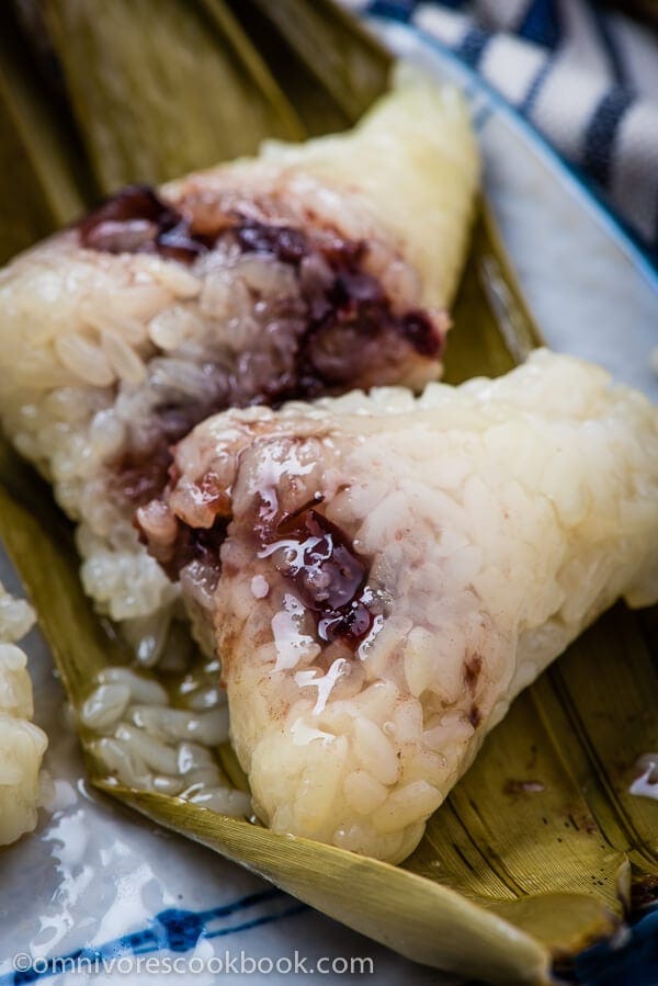 Zongzi with Red Bean Paste (Sticky Rice Dumplings) | omnivorescookbook.com