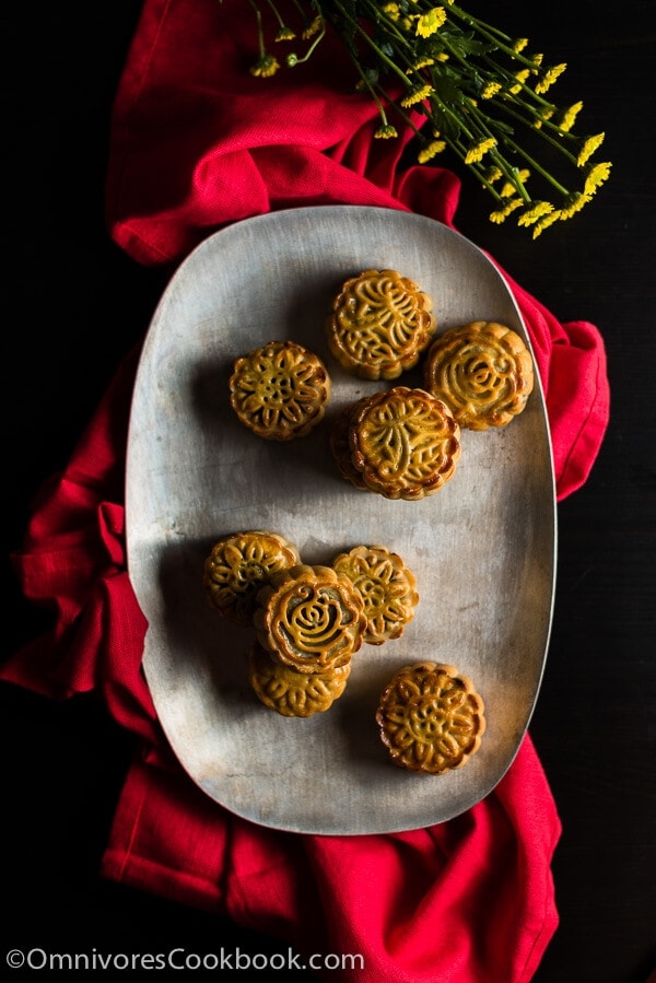 The Ultimate Guide to Traditional Mooncake (传统广式月饼) | omnivorescookbook.com