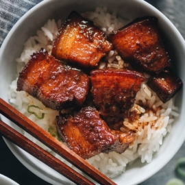 Hong shao rou served on steamed rice
