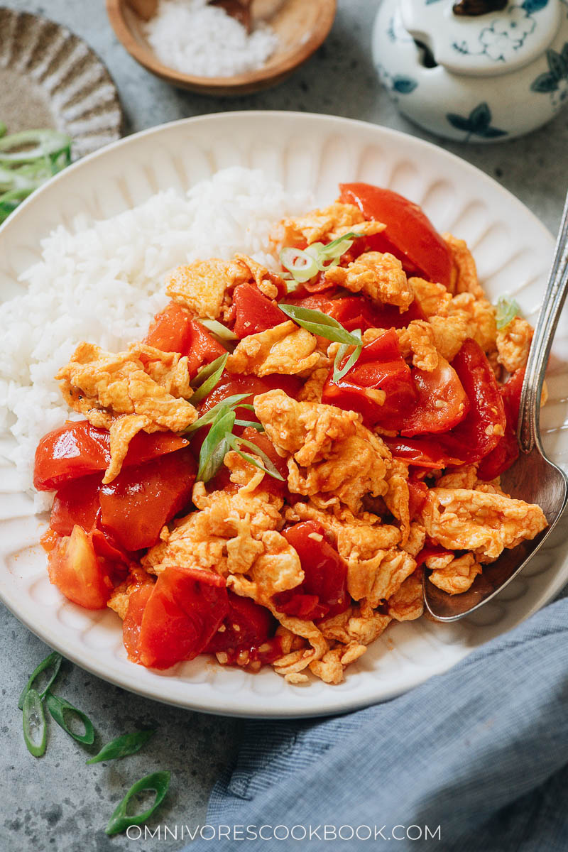 Scrambled eggs stir fried with tomato over rice