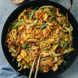 Easy Singapore noodles recipe featuring rice vermicelli noodles tossed in a curry sauce with juicy shrimp, rich BBQ char siu pork, crispy onions and peppers. It’s so scrumptious and bursting with flavor. It’s quick to make and a perfect one-pot meal for your weekday dinner. {Gluten-Free Adaptable}