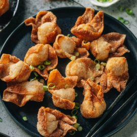 Fried wontons served in a plate