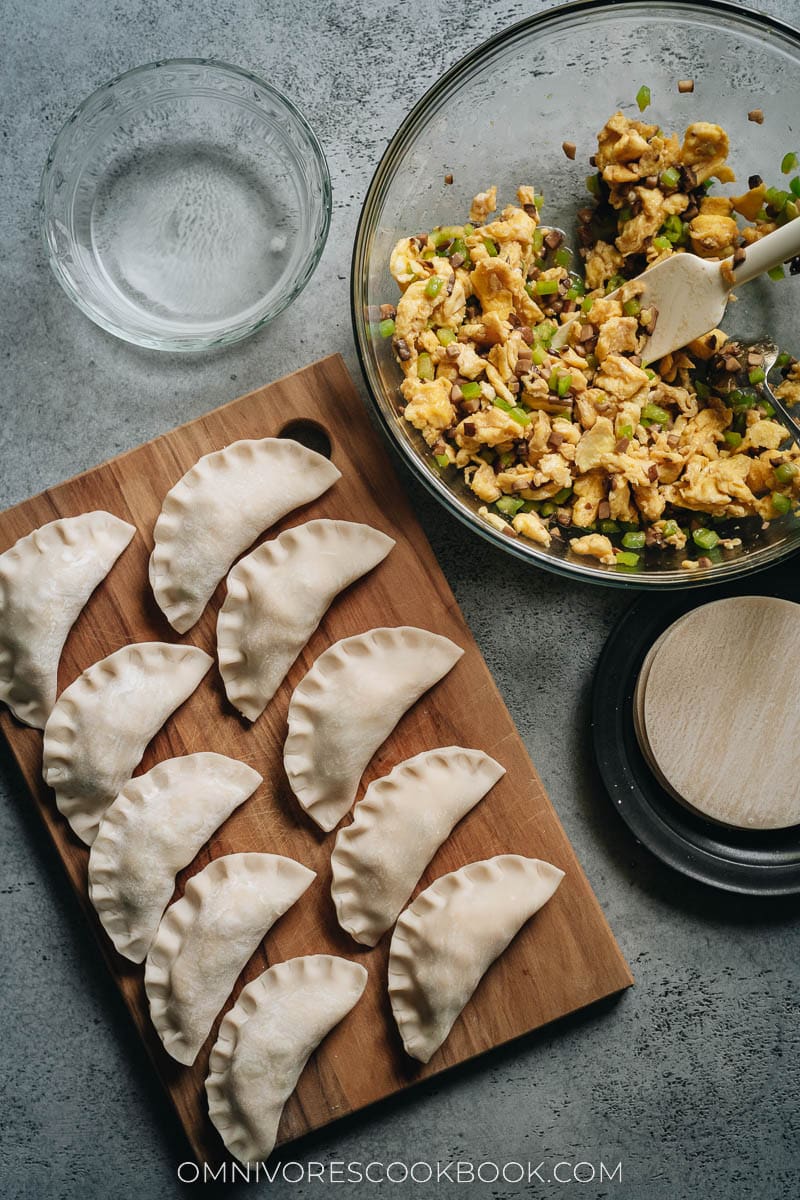 Making egg and pepper dumplings