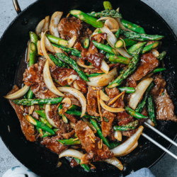 Beef with oyster sauce features extra tender and juicy beef stir fried with crisp asparagus brought together with a savory and sweet brown sauce. It is a quick and healthy dish to make for your weekday dinner! {Gluten-Free Adaptable}