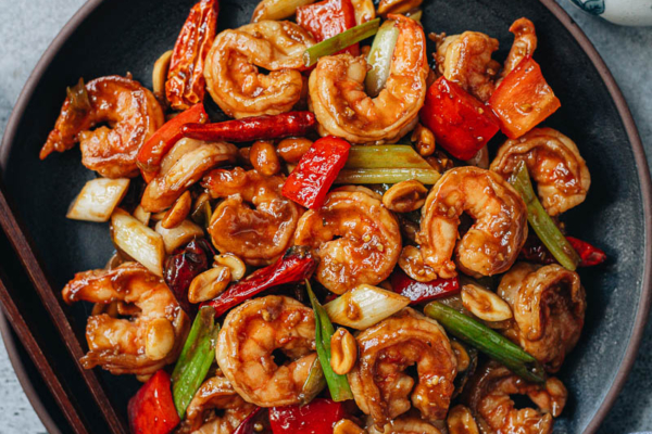 Kung pao shrimp with pepper served in a plate